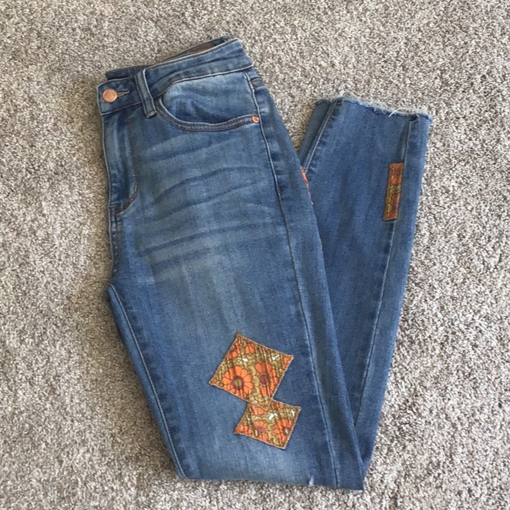 JUDY BLUE FLOWER PATCH SKINNY JEANS - 7/28